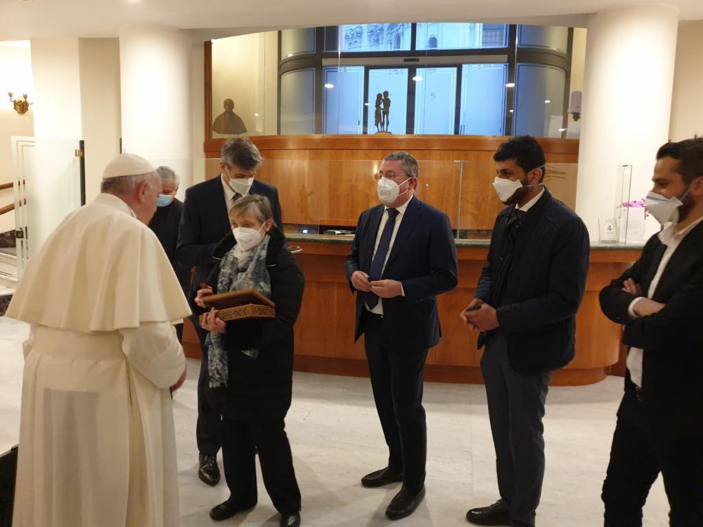 Papa Francesco, prima di partire per l'Iraq, ha incontrato una famiglia di cristiani iracheni arrivati con i corridoi umanitari